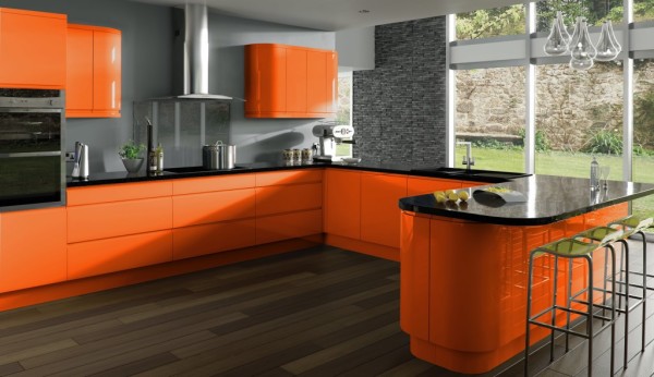 På bilden är ett orange kök med gråa väggar