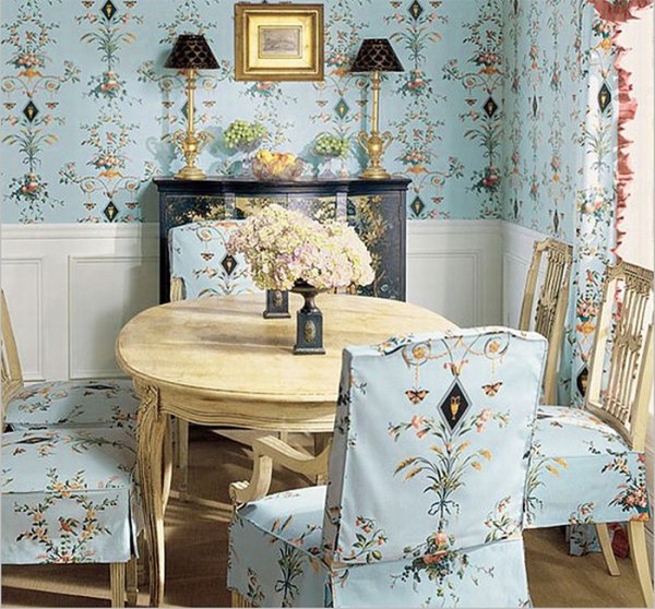 Kertas dinding biru tepu dengan corak bunga dalam gaya Provence di dinding dan kerusi di dapur