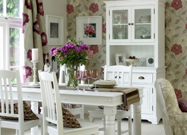 Kertas dinding dengan corak bunga digabungkan dengan bunga di langsir dengan gaya provence di dapur