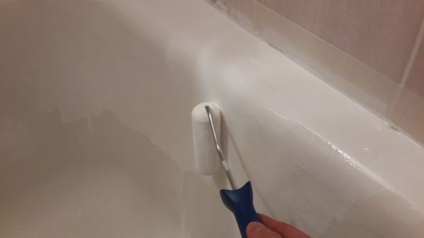 Salah satu kaedah mengecat tab mandi adalah dengan menggunakan roller, tetapi ini memerlukan pengalaman dalam pekerjaan tersebut.