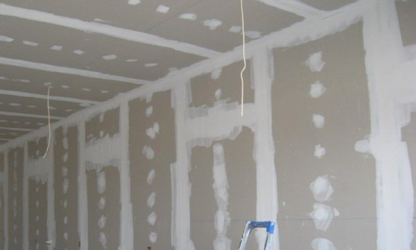 Melekatkan dinding drywall untuk kertas dinding