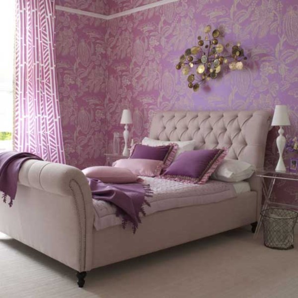 Bilik tidur dalam warna ungu, dinaungi oleh perabot krim