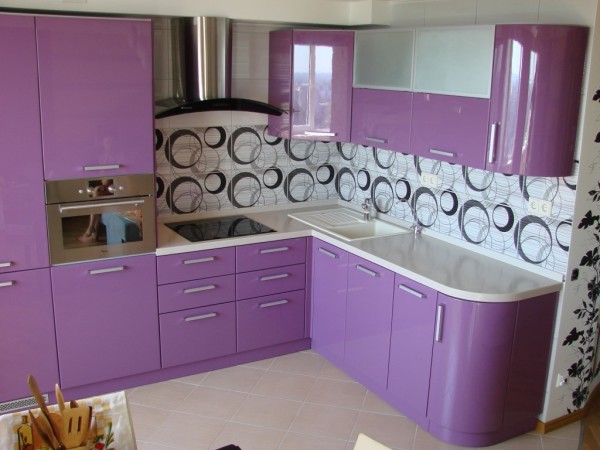 Dapur ungu muda dengan kertas dinding kelabu