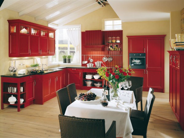 Cat ringan di dinding dapur digabungkan dengan perabot merah