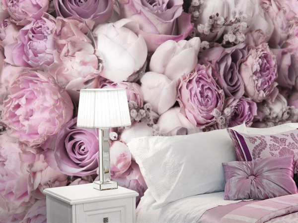 Peonies putih dan merah jambu di kepala katil