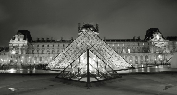 Cetakan hitam putih Louvre malam