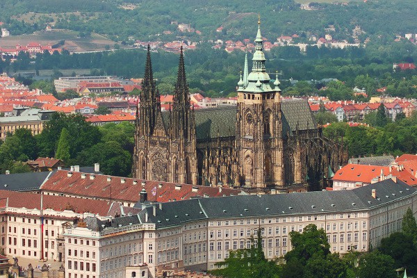 Kastil Prague Czech dengan Katedral St. Vitus di tengahnya