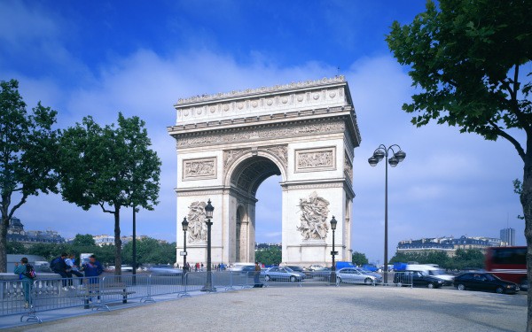Champs Elysees dan Arc de Triomphe