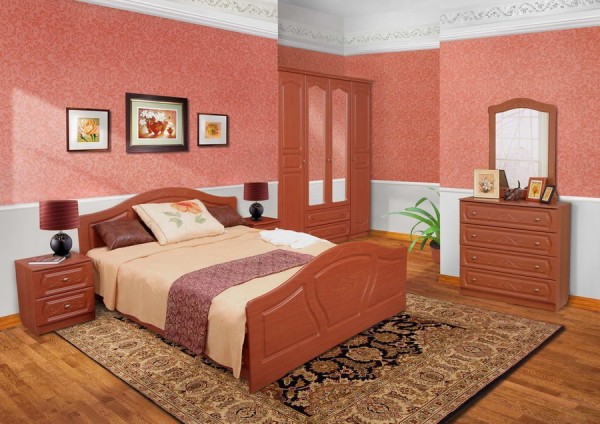 Perabot coklat pada latar belakang kertas dinding berwarna merah jambu dan putih