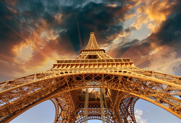 Cetakan Menara Eiffel dari sudut yang menarik