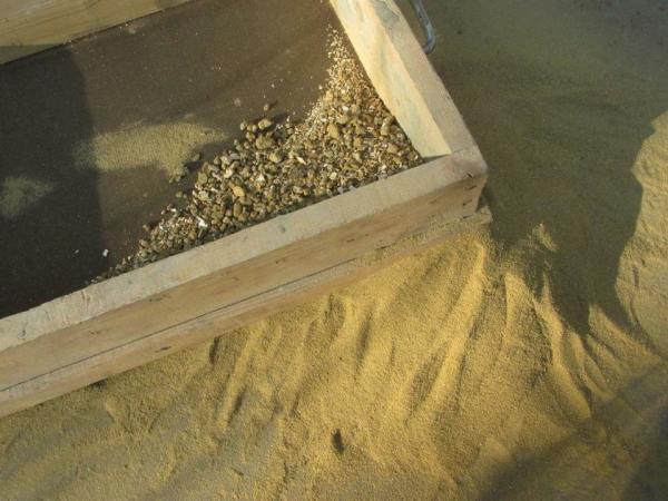 Menyaring pasir melalui ayak adalah penting