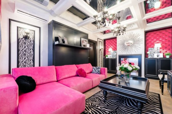 Perabot berwarna merah jambu dan hitam pada latar belakang kertas dinding putih dengan aksen merah jambu