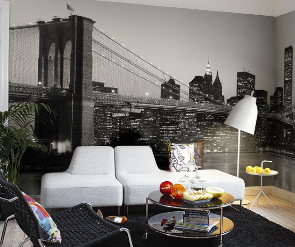 Mural dinding dengan gambar hitam dan putih kota malam dan jambatan di bahagian dalam ruang tamu moden