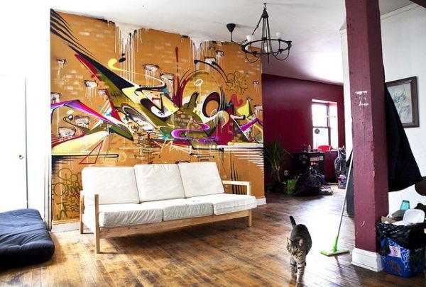 Mural dinding dengan grafiti di bahagian dalam ruang tamu, dengan gaya loteng