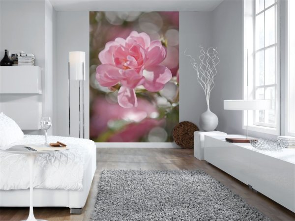 Mural dinding dengan gambar bunga tunggal, di bahagian dalam ruang tamu