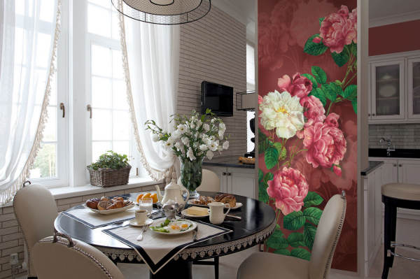 Mural dinding dengan bunga yang menakjubkan di ruang makan, di bahagian dalam dapur