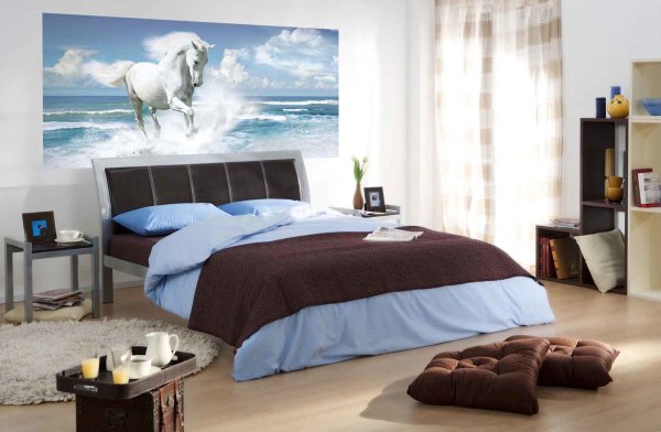 Kuda di latar laut di bahagian dalam bilik tidur