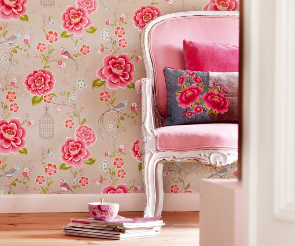 Kertas dinding kain dengan corak bunga dalam warna lembut adalah pilihan terbaik untuk bilik gadis.