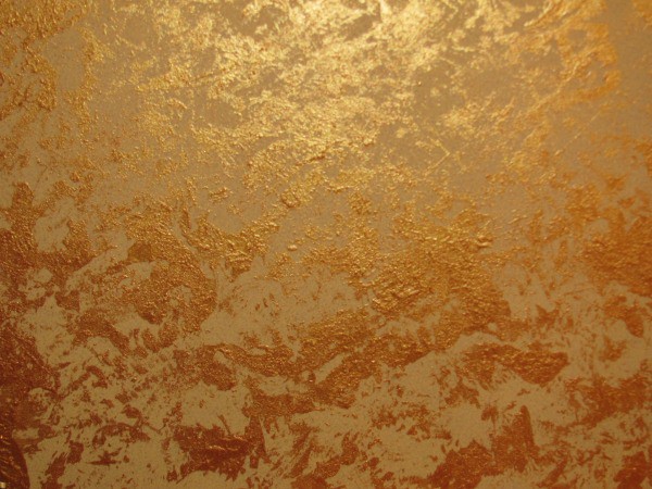 Lapisan dinding emas dengan cat hiasan
