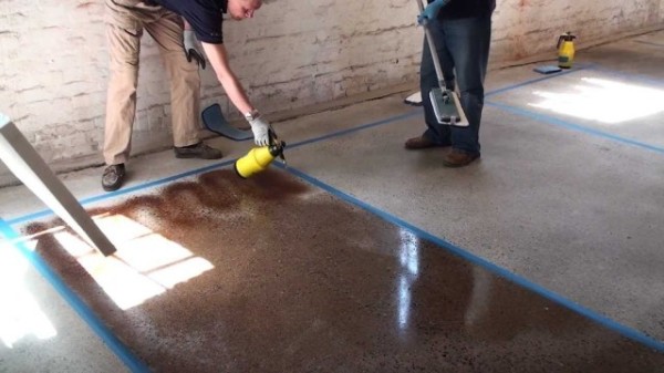 Cara mengecat lantai konkrit di tab mandi