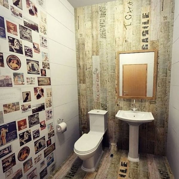 Latar belakang kertas dinding dengan gambar papan kayu lama di bahagian dalam tandas