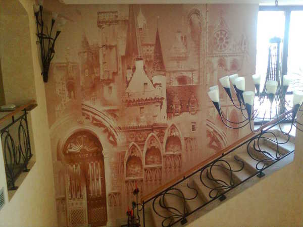 Dinding lukisan dinding yang menghiasi dinding kosong di tangga antara lantai
