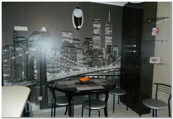 Mural dinding dengan gambar hitam dan putih kota malam moden di dapur berteknologi tinggi