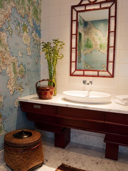 Mural dinding dengan gambar peta dunia di bahagian dalam tandas