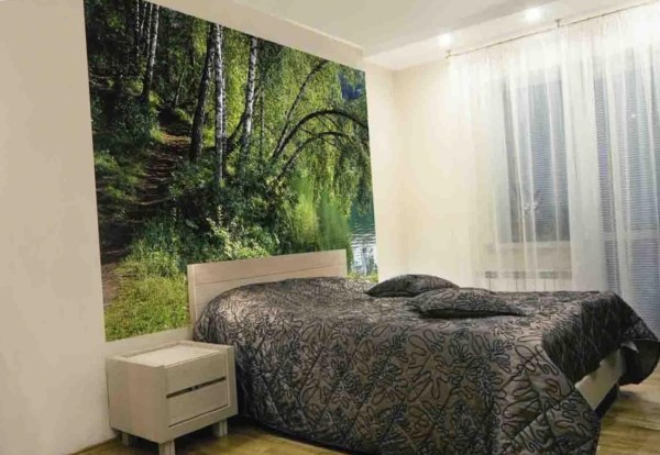 Mural dinding dengan gambar jalan hutan di bahagian dalam bilik tidur biasa