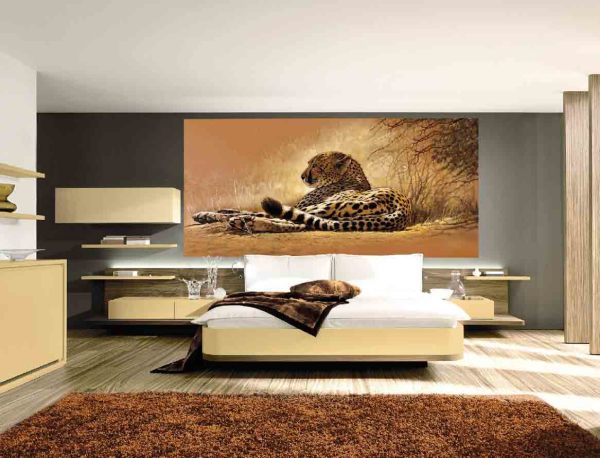 Mural dinding yang menggambarkan macan tutul yang sedang berehat di bahagian dalam bilik tidur moden