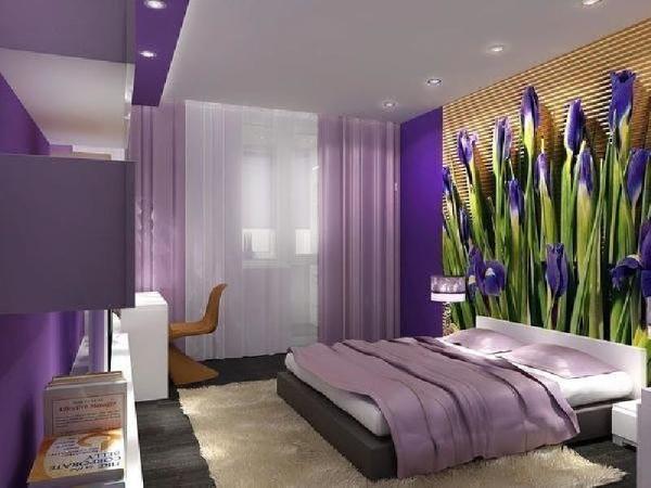 Mural dinding dengan iris separuh mekar, menekankan bahagian dalam bilik tidur dengan nada ungu