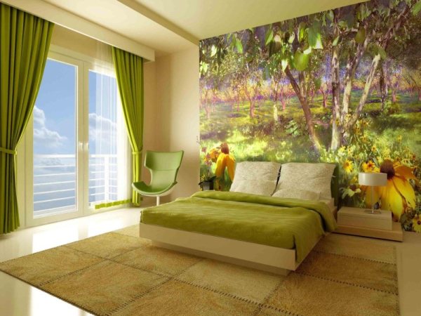 Pada foto, dinding mural di atas tempat tidur di bilik tidur dengan gambar taman yang berwarna dan terang, di bahagian dalam bilik tidur