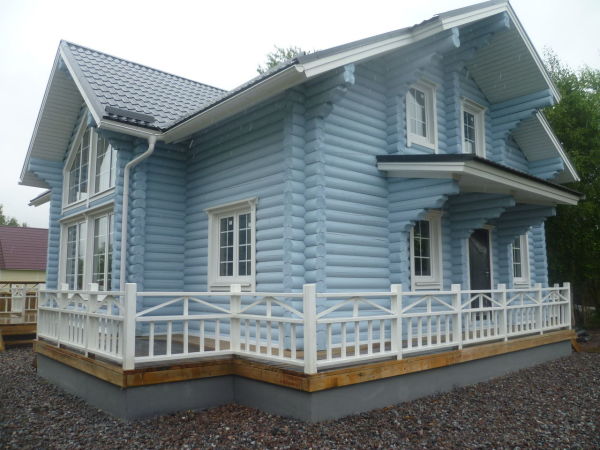 Rumah kayu dengan fasad dicat