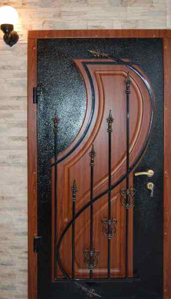 Gabungan logam dan kayu di pintu depan
