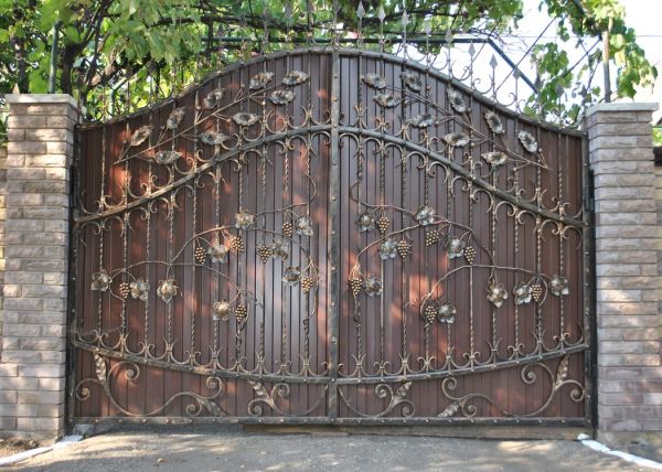 Pintu gerbang palsu yang ditutup dengan cat pandai besi tidak kehilangan penampilan walaupun selepas 10 tahun