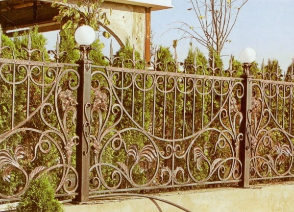 Μεταλλικό φράχτη με υψηλής ποιότητας χρώμα