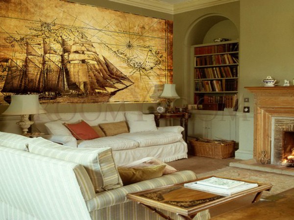 Dalam foto itu, mural yang menggambarkan peta lama dan kapal lama di bahagian dalam ruang tamu