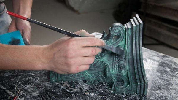 Penggunaan produk patina yang meniru tembaga teroksidasi lama
