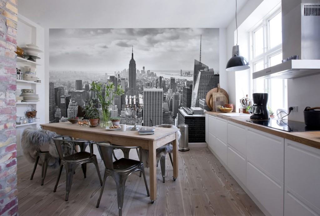 Dalam foto, mural dengan pemandangan panorama kota moden, di bahagian dalam dapur dengan gaya loteng