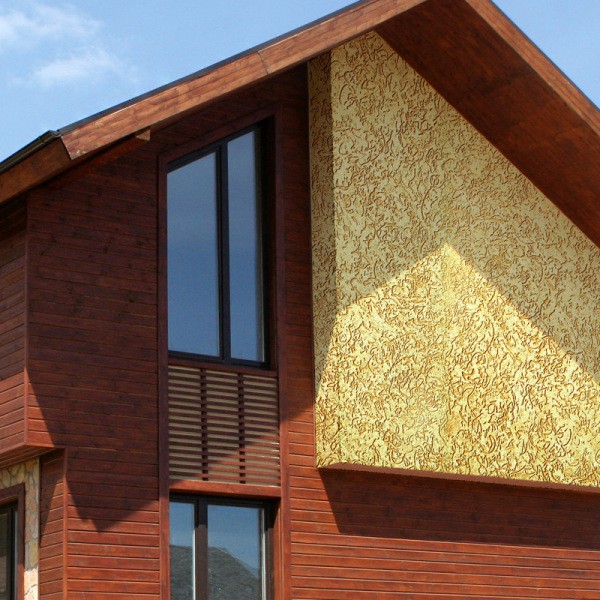 Foto hiasan fasad dengan plaster kumbang kulit kayu hiasan