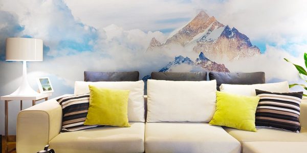 Mural dinding dengan gambar puncak gunung yang melihat dari awan tebal dapat meningkatkan ruang bilik secara visual