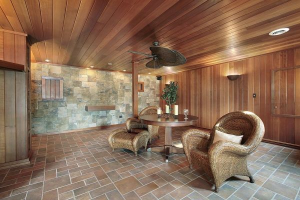Ruang tamu desa, dijahit dengan panel kayu, dirawat dengan impregnasi khas yang mengubah warna pokok sepenuhnya