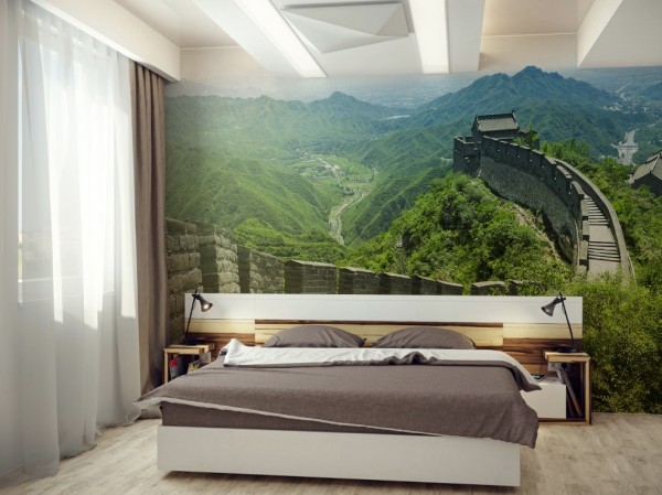 Dalam foto tersebut, contoh bagaimana kertas dinding dengan pemandangan gunung yang indah dan hijau kelihatan di dalam bilik tidur, bersantai dan menenangkan penghuninya sebelum tidur dan memberi tenaga kepada mereka pada waktu pagi