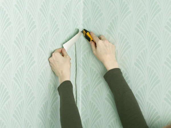 Jauh lebih sukar untuk melekatkan kertas dinding vinil di sudut-sudut ruangan.
