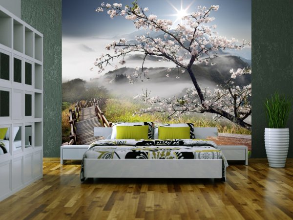 Contoh penggunaan kertas dinding foto dengan gambar gunung yang terpencil untuk menyoroti kawasan tidur di bilik tidur