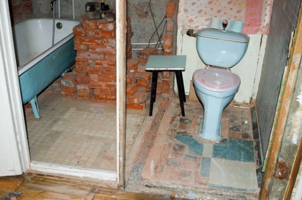 Ett badrum efter rivningen av en tegelvägg.