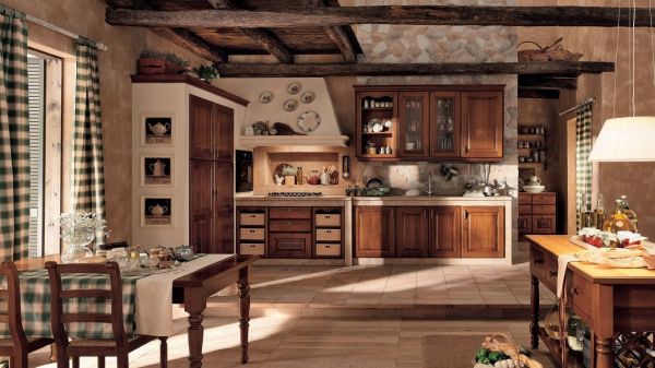 Foto menunjukkan contoh dapur dalam gaya chalet, dengan dinding yang dihiasi dengan kertas dinding semula jadi, menekankan perabot
