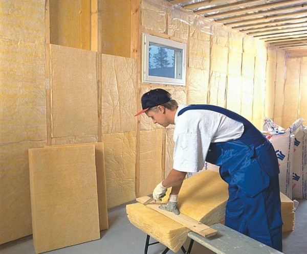 Pembinaan bingkai di dinding kayu dengan lapisan papan eternit menjadikan rumah kayu kami lebih panas
