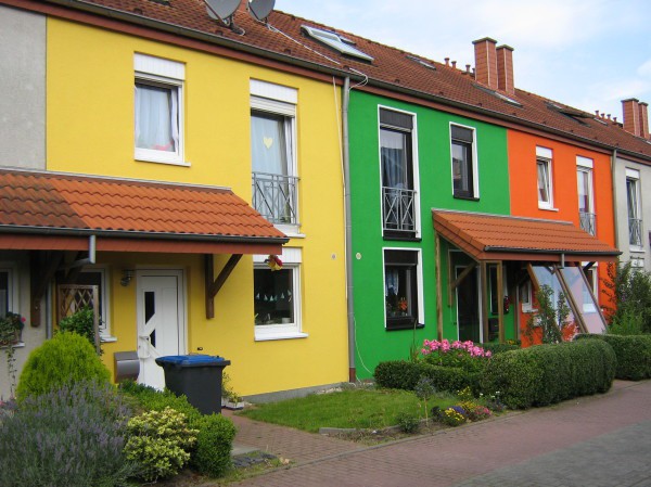 Fasad berwarna-warni bangunan pangsapuri