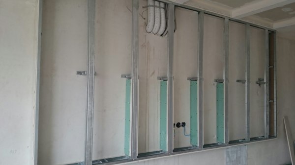 Kami melihat bingkai logam di bawah drywall, dengan mana reka bentuk drywall pereka dibuat, dan komunikasi rumah tersembunyi